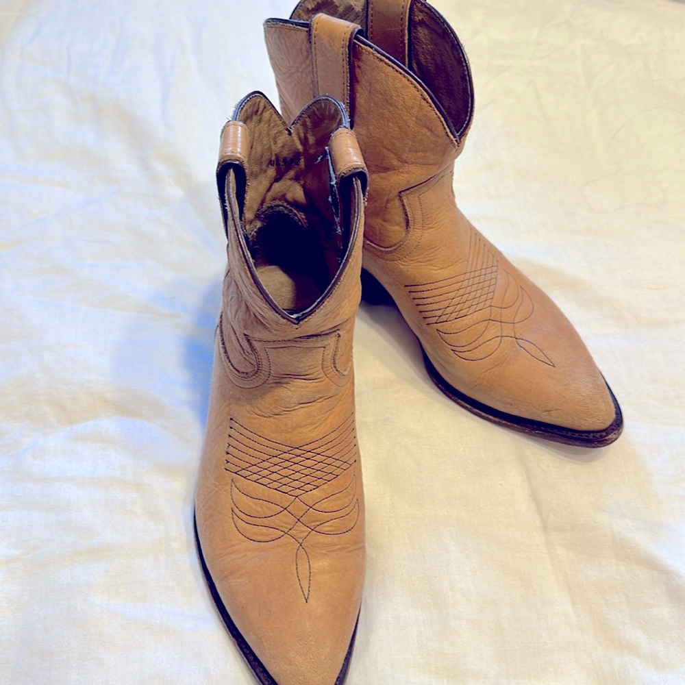 Frye short boots, preowned super soft, style that won’t go out of style